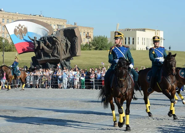 Die Kavallerie-Ehreneskorte des präsidialen Regiments spricht vor dem Hintergrund des Denkmals für die Helden des Ersten Weltkriegs auf dem Poklonnaja-Hügel. — Stockfoto