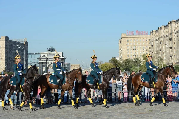 Kavalerie čestný doprovod prezidentské Regiment a Jezdecká škola Kreml na hoře díků provádí na počest svátku státní vlajka. — Stock fotografie