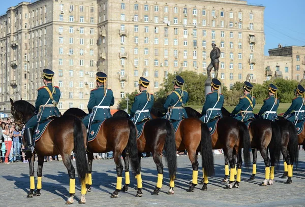 A escolta honorária de cavalaria do Regimento Presidencial fala contra o pano de fundo do monumento aos heróis da Primeira Guerra Mundial em Poklonnaya Hill . — Fotografia de Stock