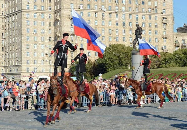 Rus bayrağı tatil onuruna Kremlin Binicilik Okulu Poklonnaya Hill tarafından demonstrasyon performans. — Stok fotoğraf