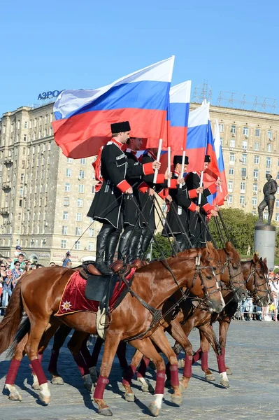 Δεικτική απόδοση από το Κρεμλίνο Σχολή ιππασίας στο Ποκλόννι προς τιμήν των διακοπών ρωσική σημαία. — Φωτογραφία Αρχείου