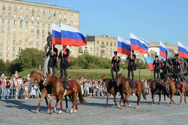 Spettacolo dimostrativo della Scuola di Equitazione del Cremlino sulla collina Poklonnaya in onore della festa della bandiera russa . — Foto Stock