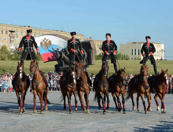 Demonstrativer Auftritt der Reitschule Kremlin auf dem Poklonnaja-Hügel zu Ehren des russischen Fahnenfestes. — Stockfoto