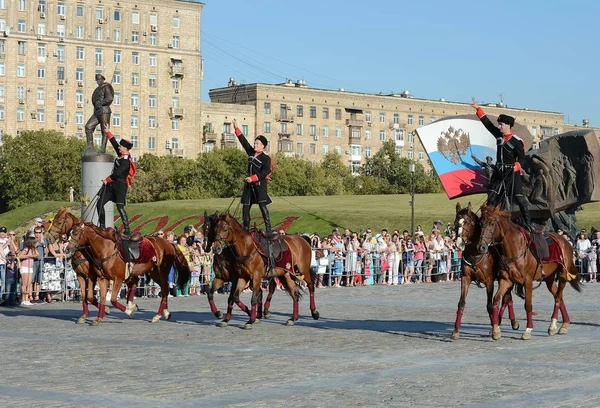 Az orosz zászló ünnep tiszteletére a Kreml Lovasiskola Poklonnaya dombon demonstratív teljesítmény. — Stock Fotó