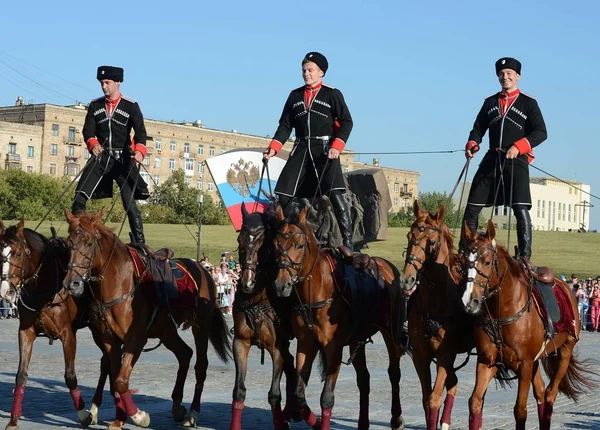 Actuación demostrativa de la Escuela de Equitación del Kremlin en Poklonnaya Hill en honor a la fiesta de la bandera rusa . — Foto de Stock