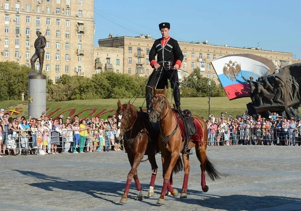 Demonstrativer Auftritt der Reitschule Kremlin auf dem Poklonnaja-Hügel zu Ehren des russischen Fahnenfestes. — Stockfoto