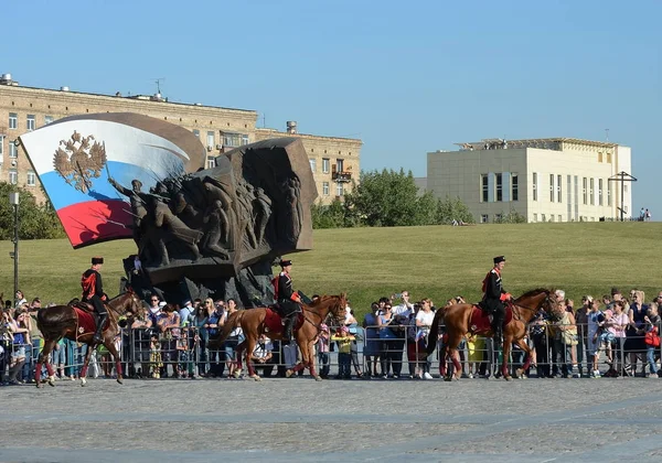 Spettacolo dimostrativo della Scuola di Equitazione del Cremlino sulla collina Poklonnaya in onore della festa della bandiera russa . — Foto Stock