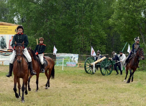 Reconstrutores da Batalha de Borodino no acampamento de verão . — Fotografia de Stock