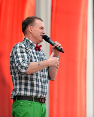  Ünlü Rus şarkıcı, zafer günü onuruna ücretsiz bir konserde konuşma grubu 