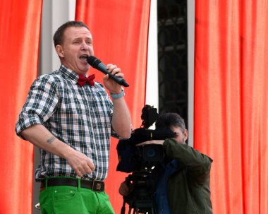  Ünlü Rus şarkıcı, zafer günü onuruna ücretsiz bir konserde konuşma grubu 