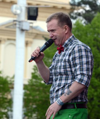  Ünlü Rus şarkıcı, zafer günü onuruna ücretsiz bir konserde konuşma grubu 