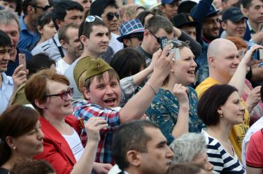 Zafer Bayramı kutlamaları sırasında insanların ekonomik başarıları sergi bir konserde izliyor.