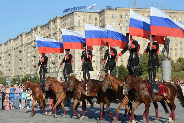 Spettacolo dimostrativo della Scuola di Equitazione del Cremlino sulla collina Poklonnaya in onore della festa della bandiera russa . — Foto Stock