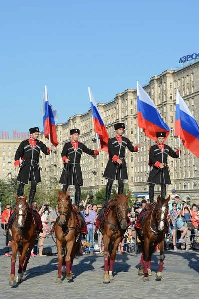 Demonstrativer Auftritt der Reitschule Kremlin auf dem Poklonnaja-Hügel zu Ehren des russischen Fahnenfestes. — Stockfoto