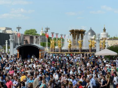  Zafer Bayramı kutlamaları sırasında insanların ekonomik başarıları sergi bir konserde izliyor.