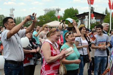  Zafer Bayramı kutlamaları sırasında insanların ekonomik başarıları sergi bir konserde izliyor.