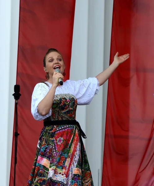 The singer Marina Devyatova performs at a free concert in honor of the Victory Day. — Stock Photo, Image