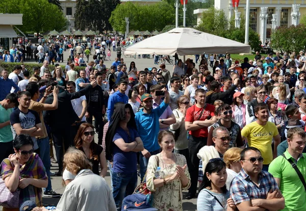 Le persone durante la celebrazione della Giornata della Vittoria stanno guardando un concerto alla Mostra dei successi economici . — Foto Stock