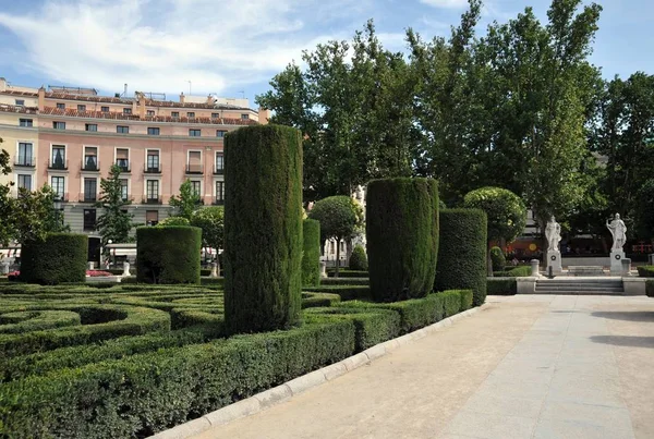Plaza de Oriente Central Gardens con Monumento a Filippo IV situato tra il Palazzo Reale e il Teatro Reale di Madrid . — Foto Stock