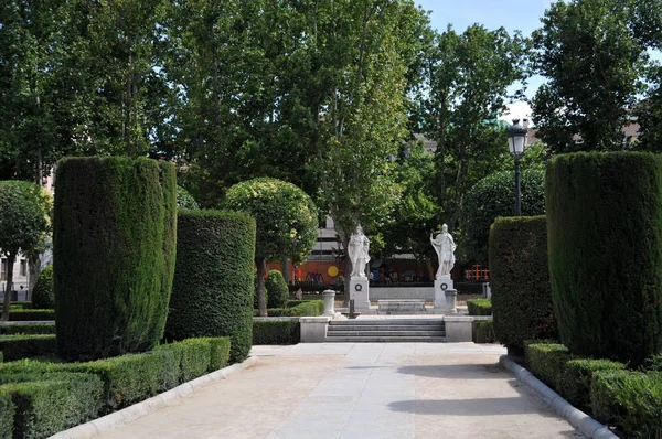 Plaza de Oriente Central Gardens con Monumento a Filippo IV situato tra il Palazzo Reale e il Teatro Reale di Madrid . — Foto Stock