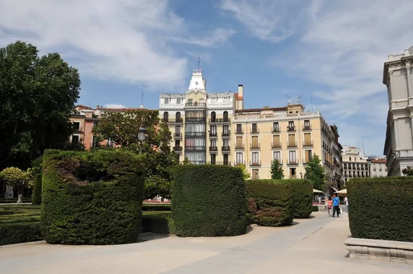 Plaza de Oriente Central Gardens com Monumento a Filipe IV localizado entre o Palácio Real e o Teatro Real de Madrid . — Fotografia de Stock