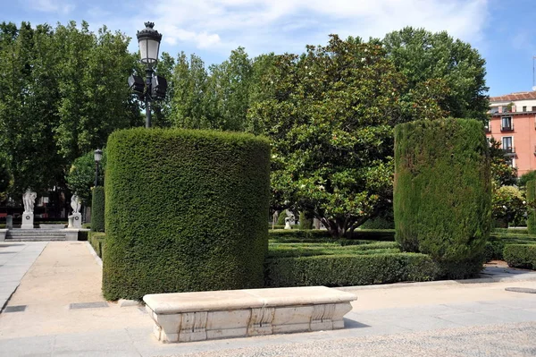 Plaza de Oriente Central Gardens com Monumento a Filipe IV localizado entre o Palácio Real e o Teatro Real de Madrid . — Fotografia de Stock
