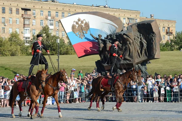 Demonstrativer Auftritt der Reitschule Kremlin auf dem Poklonnaja-Hügel zu Ehren des russischen Fahnenfestes. — Stockfoto