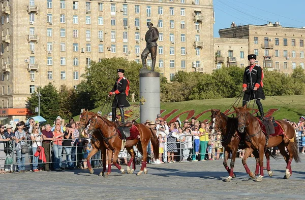 Spettacolo dimostrativo della Scuola di Equitazione del Cremlino sulla collina Poklonnaya in onore della festa della bandiera russa . — Foto Stock
