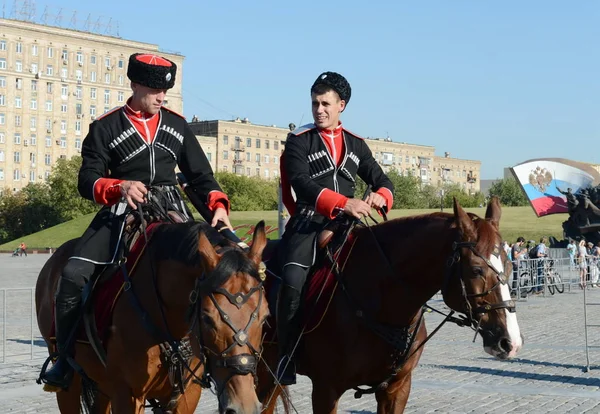 Actuación demostrativa de la Escuela de Equitación del Kremlin en Poklonnaya Hill en honor a la fiesta de la bandera rusa . — Foto de Stock