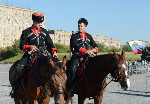 Demonstrativer Auftritt der Reitschule Kremlin auf dem Poklonnaja-Hügel zu Ehren des russischen Fahnenfestes. — Stockfoto