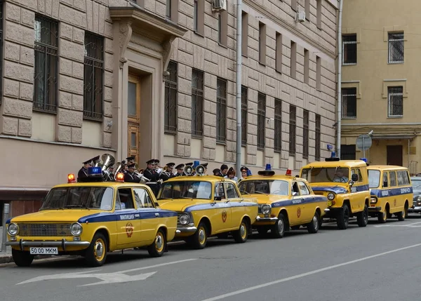 Eski Sovyet arabalar bir sütun için bir otomatik miting Gai hazırlanıyor. — Stok fotoğraf