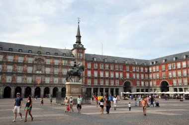 Plaza Mayor, başkentin merkezi kare Habsburg sırasında inşa.