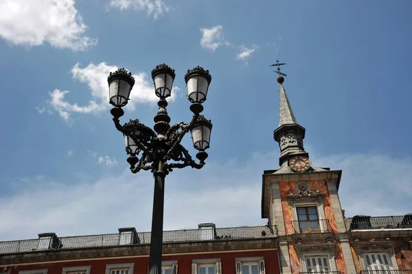 Une lanterne sur la Plaza Mayor, l'une des places centrales de la capitale, construite pendant les Habsbourg . — Photo