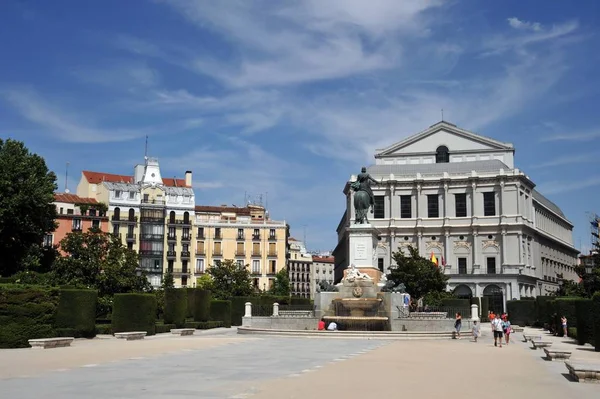 Socha koně krále Filipa IV v Plaza de Oriente se nachází mezi královského paláce a divadla Royal Theatre v Madridu. — Stock fotografie