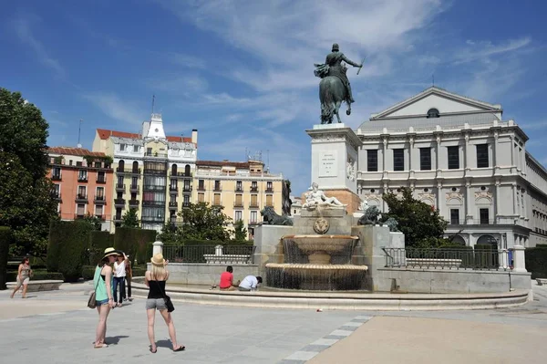 Escultura de cavalo do rei Filipe IV na Plaza de Oriente localizada entre o Palácio Real e o Teatro Real de Madrid . — Fotografia de Stock