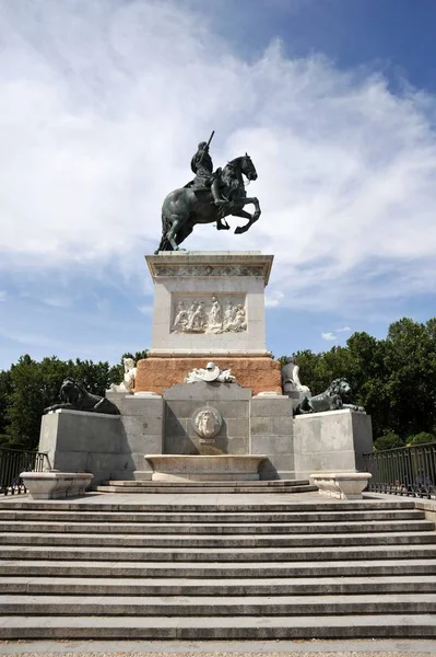 Häst skulptur av kung Philip Iv i Plaza de Oriente ligger mellan slottet och Kungliga teatern i Madrid. — Stockfoto