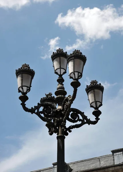 En lykta i Plaza Mayor, en av de centrala torg i huvudstaden, byggd under Habsburg. — Stockfoto