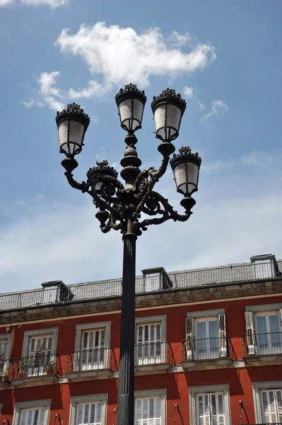 A lantern in the Plaza Mayor, one of the central squares of the capital, built during Habsburg. — Stock Photo, Image