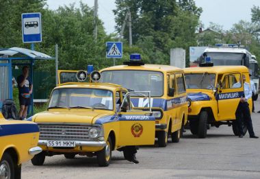  Eski Sovyet otomobillerinden biri durumu otomobil incelemesini Borodino içinde bir sütun.