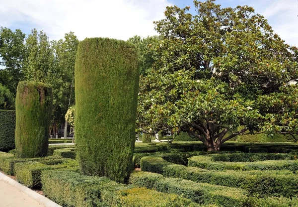 Plaza de Oriente Jardines Centrales con Monumento a Felipe IV situado entre el Palacio Real y el Teatro Real de Madrid . —  Fotos de Stock