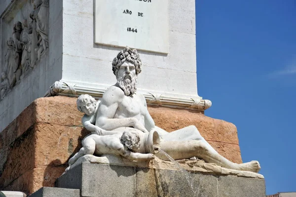 マドリードのオリエンテ広場の噴水でネプチューンの像. — ストック写真