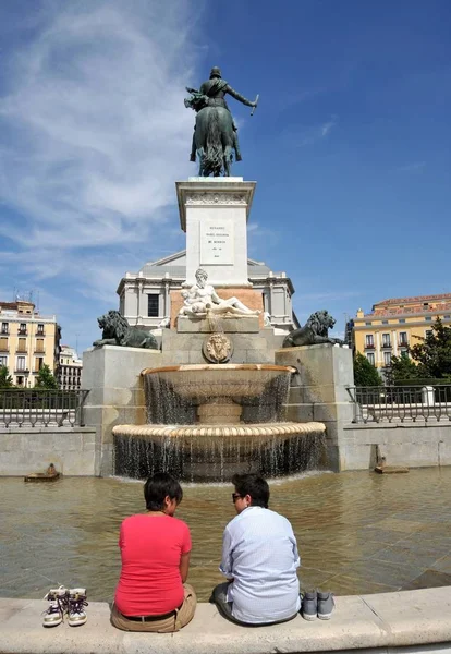 国王菲利普 Iv 的马雕塑在广场 de 东方位于皇家宫殿和皇家剧院之间在马德里. — 图库照片