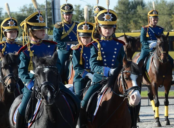 Actuación demostrativa de la escuela de equitación del Kremlin en el cerro Poklonnaya de Moscú . — Foto de Stock