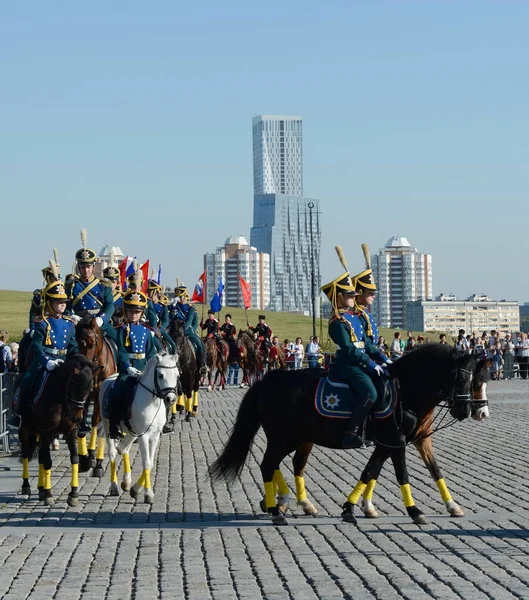 Actuación demostrativa de la escuela de equitación del Kremlin en el cerro Poklonnaya de Moscú . — Foto de Stock