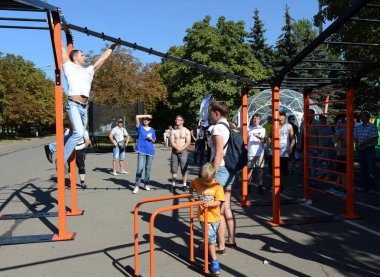  Bilinmeyen bir sokak atlet egzersizleri Poklonnaya tepe üzerinde gerçekleştirir..