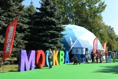  İnsanlar Rus bayrağı günü Moskova Poklonnaya Hill dinlenme.