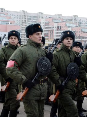  Öğrenciler el ile piyade silahlı askeri okulun geçit töreni için 7 Kasım kırmızı kare üzerinde hazırlanıyor.