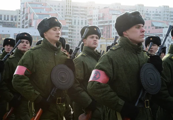 Les cadets de l'école militaire avec des canons d'infanterie manuels se préparent pour le défilé du 7 novembre sur la Place Rouge . — Photo