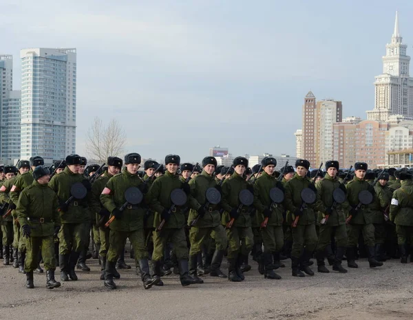 Cadets of the military school with manual infantry guns are preparing for the parade on November 7 on Red Square. — Stock Photo, Image