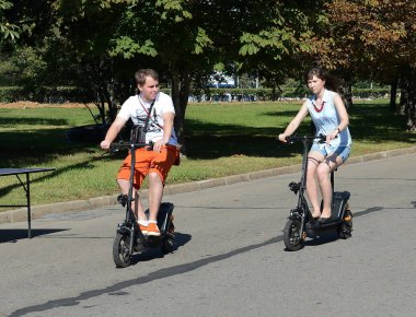  Scooter şehir parkta bir yürüyüş.